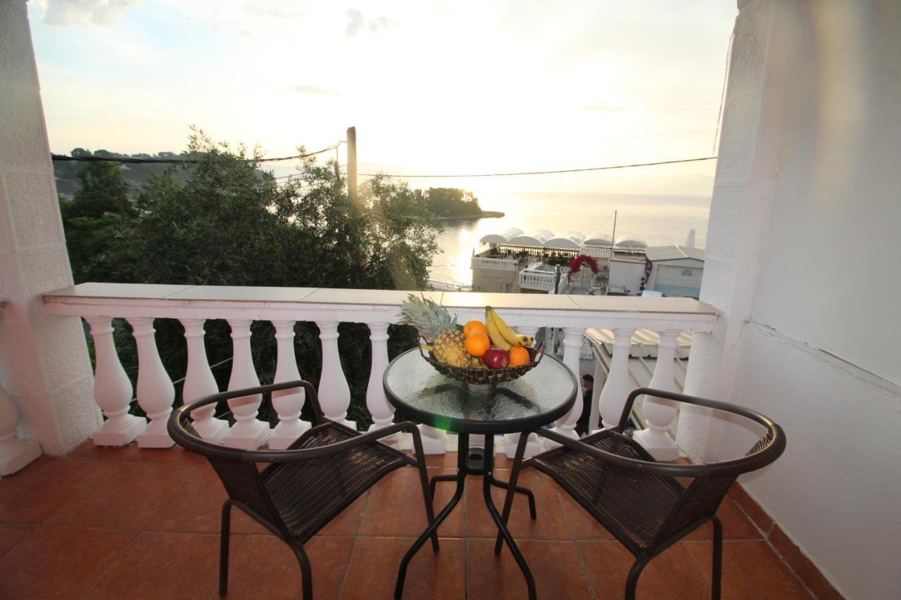 Batis Breeze Bed & Breakfast เปรามา ภายนอก รูปภาพ