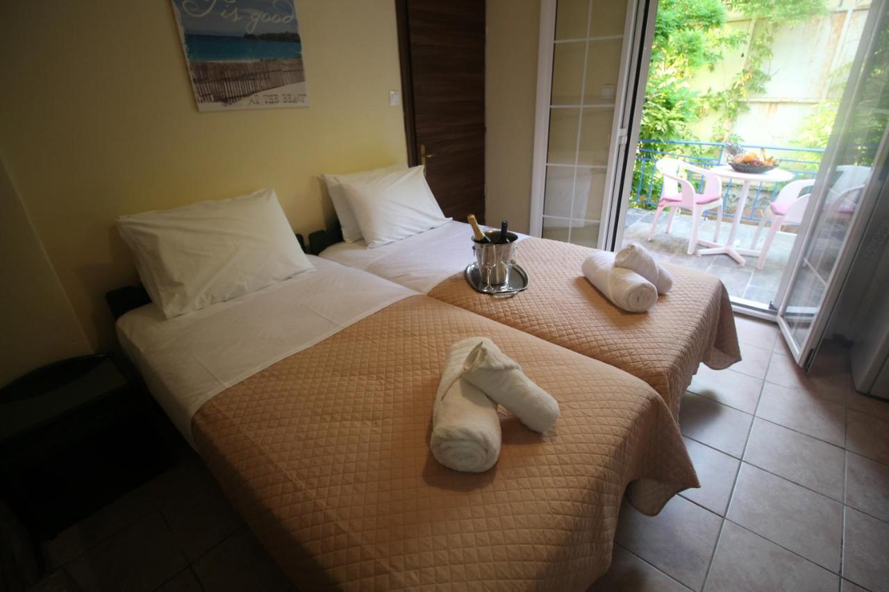 Batis Breeze Bed & Breakfast เปรามา ภายนอก รูปภาพ