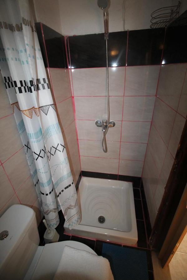 Batis Breeze Bed & Breakfast เปรามา ภายนอก รูปภาพ