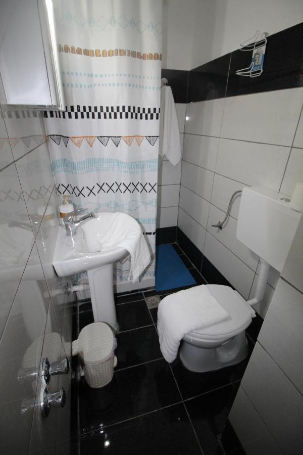 Batis Breeze Bed & Breakfast เปรามา ภายนอก รูปภาพ