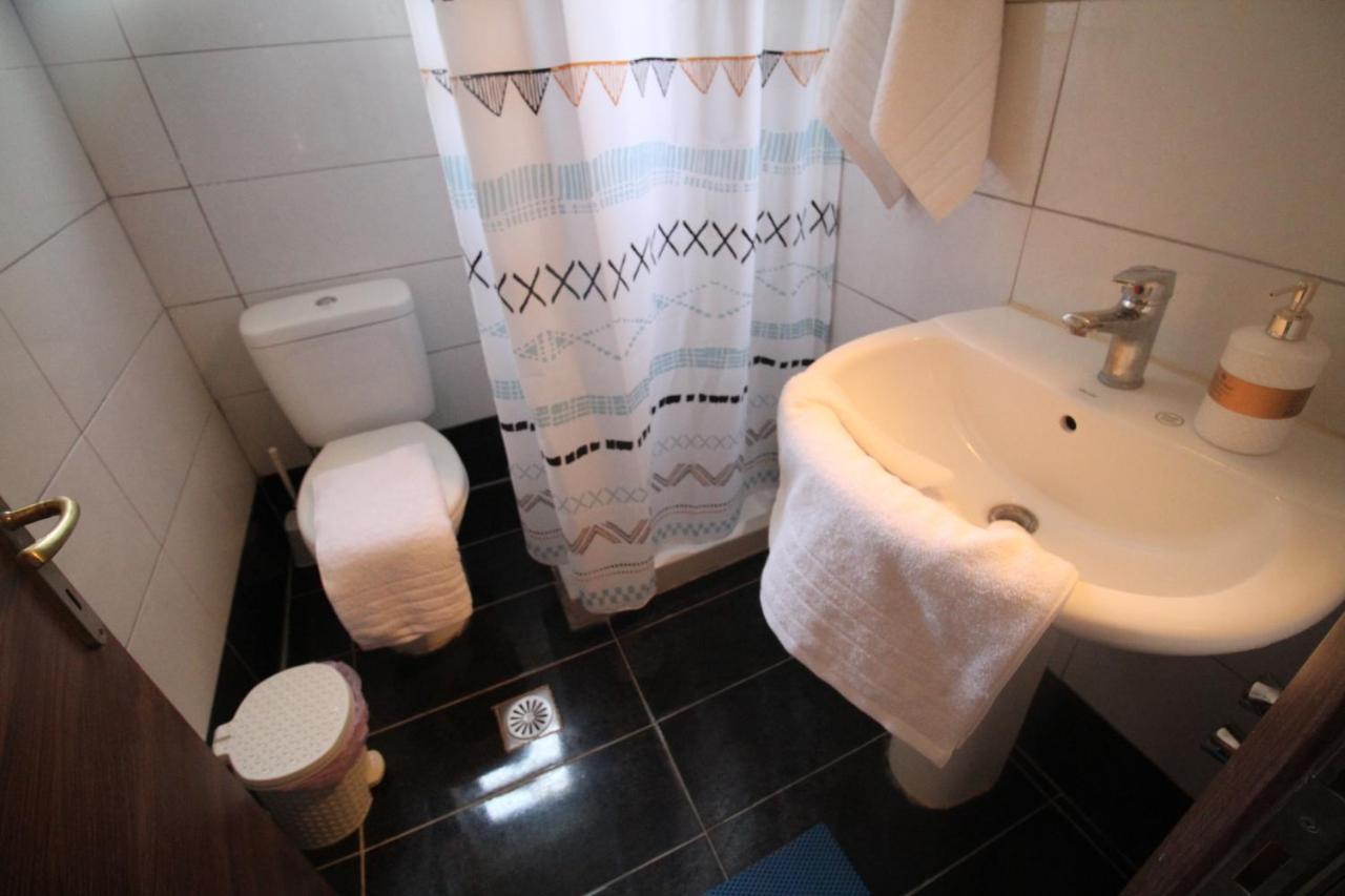 Batis Breeze Bed & Breakfast เปรามา ภายนอก รูปภาพ