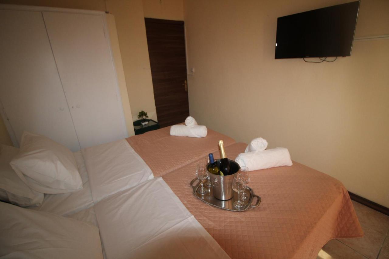 Batis Breeze Bed & Breakfast เปรามา ภายนอก รูปภาพ