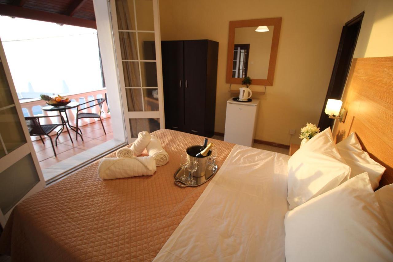 Batis Breeze Bed & Breakfast เปรามา ภายนอก รูปภาพ