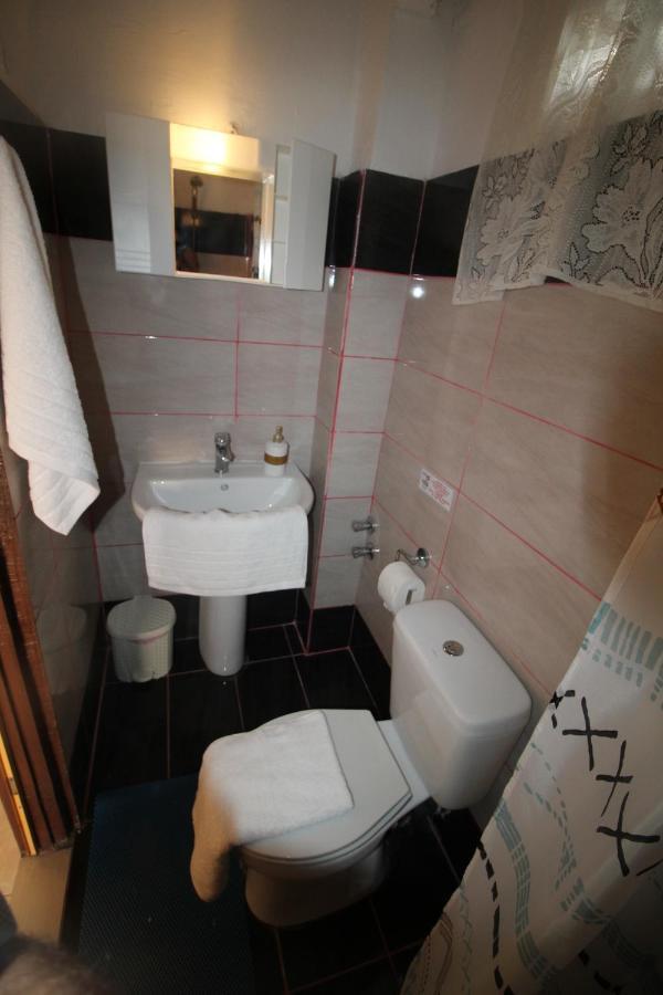 Batis Breeze Bed & Breakfast เปรามา ภายนอก รูปภาพ